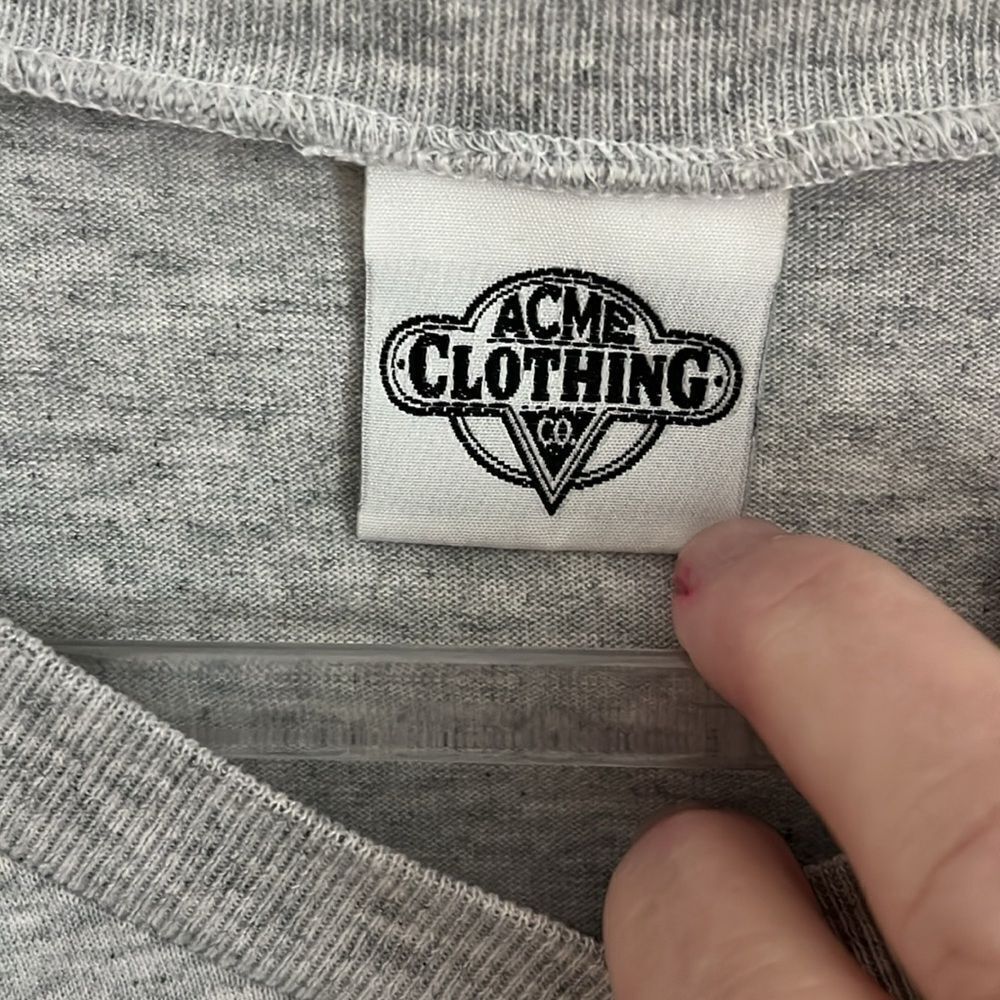 Looney Tunes Acme Vintage Gray Graphic T-Shirt V Neck SZ 1X - Picture 3 of 6